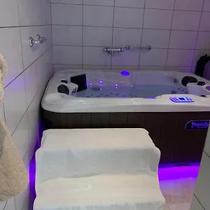 Avec Jacuzzi Hammam Sauna Privatisé Au Rez De Chaussée Ds Maison à à 2 Kilomètres Du Du Bourget En Savoie Entre Chambéry Et Aix Les Bains Cure Thermale , Voglans France